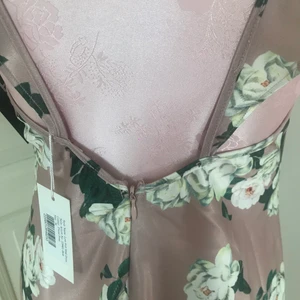 Klänning, rosa med blommor i siden, stl 36 - Ny, oanvänd klänning i siden, stl 36. Perfekt till student eller midsommar klänning. Gammal rosa med blommor 