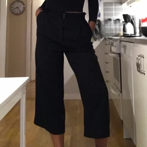 Svarta supersöta trekvartsbrallor - Dessa supersöta trekvartbrallor söker ny ägare!