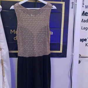 Fest Klänning  - Fin ny klänning använt en gång endast och ny tvättat. För fler info skriv privat!  Köpt från USA och är absolut de finaste jag har haft.  