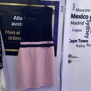 Klänning  - Fin ny klänning använt en gång endast och ny tvättat. För fler info skriv privat!