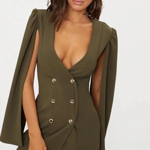 Plt klänning - Klänning från prettylittlething, endast använd två gånger. Säljs för att den inte kommer till användning. Storlek 34💗