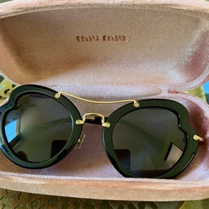 Miumiu solglasögon - Fina solglasögon från miumiu som tyvärr inte kommer till användning hos mig