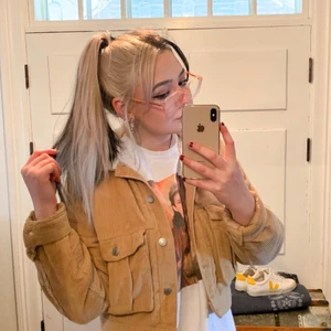 Jacka - Superfin manchesterjacka från bikbok, beige, ser ut som ny, strl s, passar någon som har XS likväl som M, köparen står för frakten