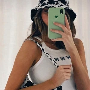 Viktigt  - ❌❌❌❌❌❌. Kära kunder, Sellout står inte för fraktens slarv, står på vår  bio också! När det kommer till frakt så kan det vara att man behöver lägga till en slant när kuvertet SELLOUT ska posta med. Det är inte SELLOUT’s fel att kuvert som man betalar för inte finns på lager, då får man vänta eller betala något mer.... har haft en otrevlig kund och jag erbjöd mig betala halva summan för hon inte förstår situationen, INGET tålamod till otrevliga kunder.. kommer inte sälja varan då kmr pengar skickas tillbaka. ❌  tack och ta hand om mer puss