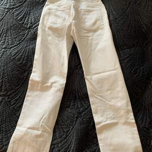Så fina vita jeans från weekday. Bra skick, knappt använda 