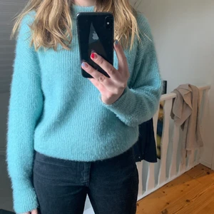 Stickad tröja - Säljer denna stickade tröja från Gina tricot i en väldigt fin färg och lite glitter som syns mer på tredje bilden :) om fler bilder önskas så är det bara att kontakta mig, !köparen står för frakten!