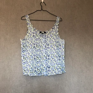 Floral sommarlinne  - • Fint linne i tunt tyg för varmare dagar! • Storlek: M, luftig passform • 100% polyester • Knappt använt, fint skick! Legat nerpackad en längre tid så upptvättning rekommenderas. • +Frakt: 24kr