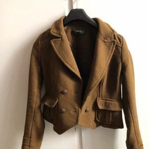 ZARA TRF British Collection Blazer Jacket Green Brown Double Breast Size L - Det här är en jätte fin blazer i färgen brun,jag har använt denna under ett års tid. Original pris: 500. Personen står för frakt!!!