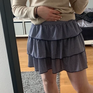 Zara kjol - En fin kjol från Zara, användes några ggr förra sommaren men är i jättefint skick, säljer pga används inte