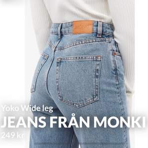 Jeans i modellen ’Yoko’ från Monki. Stl 25. Jeansen är highwaist och har wide leg. 