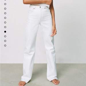 Superfina vita jeans från Zara! Inköpa förra sommaren men de har tyvärr inte kommit till så mycket användning! Som nya, endast använda en gång! Inköpa för 399kr, köparen betalar frakten!🌸🥰💞💞
