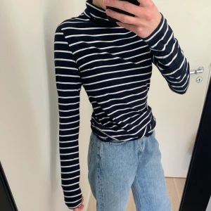Randig polo - Basic randig polotröja! Super mjuk :)