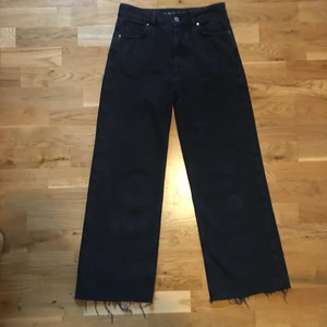 Svarta jeans i jättefint skick - Svarta jeans som nästan är helt oanvända pga för små för mig! Så jag hoppas att dom ska få ett nytt hem där dom blir uppskattade💓💓 storlek 25 ✨ kan mötas i Stockholm elr frakta, då står köparen för frakten