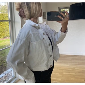 Vit jeansjacka - Jättefin vit jeansjacka, passar perfekt till sommaren. Strl S från Zara