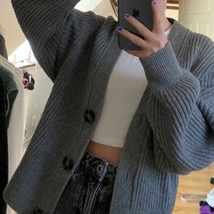 Hm kofta - En grå kofta från hm som är riktigt snygg, knappt använd och bra skick💞💞