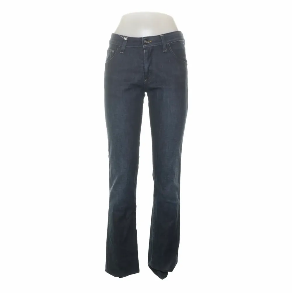 Supersnygga mörkblåa lowrise jeans från Lee. Helt nya och säljer pga att de tyvärr var för små. Bra skick. De passar som en strl 32/34.. Jeans & Byxor.
