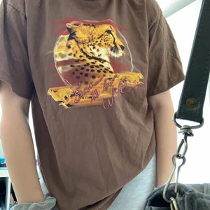 Riktigt snygg T-shirt i strl. L - Knappt använd riktigt cool brun T-shirt med tryck. Har inte slitage alls. Kan mötas i Karlskrona(möjligtvis karlshamn) eller skickas, köpare står för frakt!