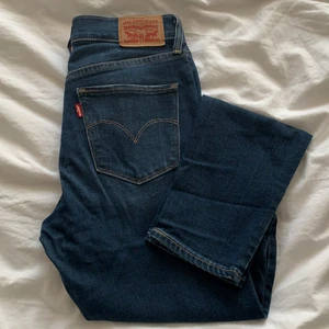Levis jeans  - Levi’s jeans w26 men väldigt stretchiga. Använda fåtal gånger💖