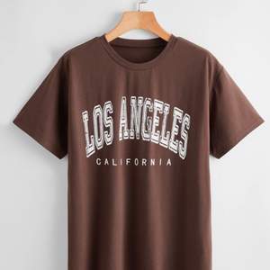 En brun tröja LA, den är rätt oversize och använd 2-3 gånger av mig! Hoppas ni vill köpa❤️