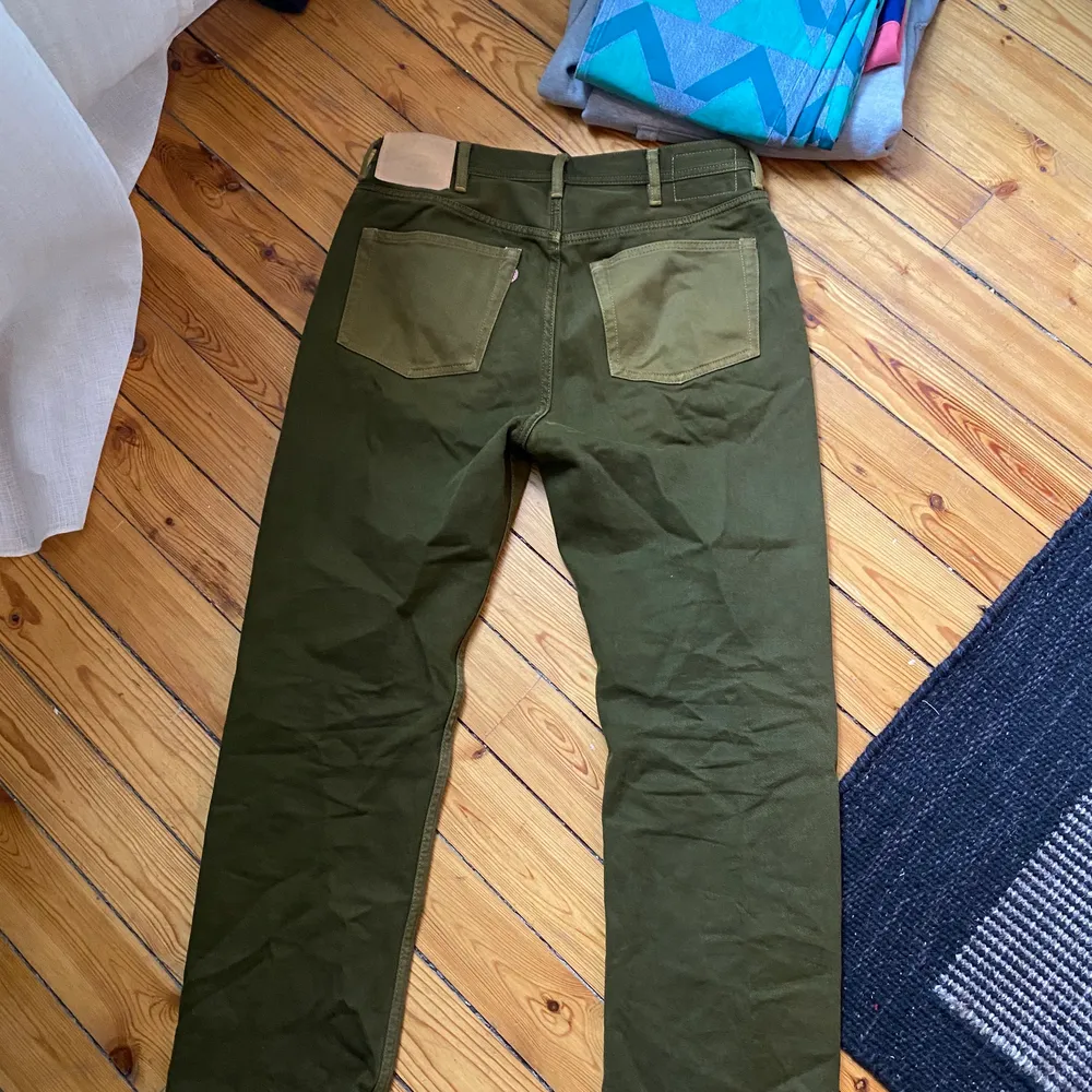 Acne blå konst, tvåfärgade jeans, olika nyanser av grön fram å bak. Finns i Stockholm men kan även skickas. Jeans & Byxor.