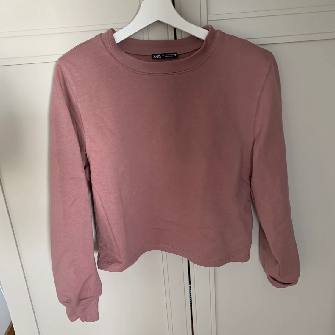 Tröja med axelvaddar 