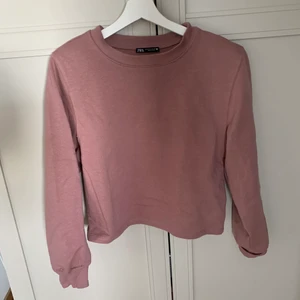 Tröja med axelvaddar  - En fin tröja med axelvaddar från Zara i storlek S! Tröjan är använd kanske 1 gång. Köparen betalar frakten!