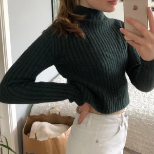 Stickad tröja  - Mörkgrön stickad polotröja, använd ett fåtal gånger så bra skick. Jättemysig 😍