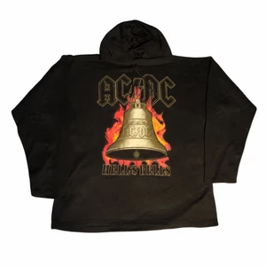 ACDC Hells Bells - Vintage Hoodie - Den coolaste bandhoodien vi någonsin har sett. Med ett otroligt fint grafiskt tryck på framsidan. ACDC är även ett populärt band med få antal publiceringar. Köpt från en trifthstore