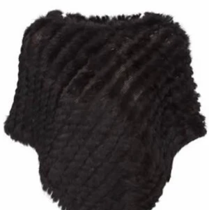 Pälsponcho  - Säljer en äkta pälsponcho som jag köpte i polen för 900 svenska kronor och säljer nu för ca 300 men tar emot bud. Det är äkta kaninpäls. Möts upp i Sundbyberg eller blåa linjen i Stockholm. Kan frakta men köparen får stå för frakten