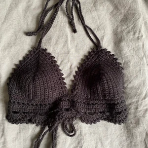 Virkad topp svart - Egengjord virkad topp med fint mönster. Storlek är cirka B/C-kupa. Banden knyts runt nacken samt ryggen och är därför justerbara. 💖 Kan göras i andra färger/storlekar