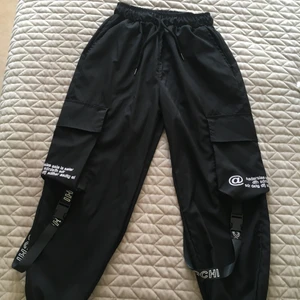 Baggy cargopants - Här är några jätte coola baggy cargobyxor som jag impulsköpte från en tjej på plick. De är i topp skick o de är ett okänt märke. De kommer upp i ankeln och om man vill ha på sig dem från midjan så blir de längre upp i ankeln. Jag personligen tycker de kommer se nice ut för kortare ben så under 160cm, då jag är 163! ✨