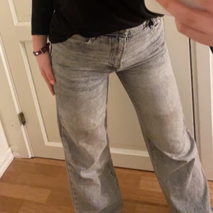 Zara jeans  - Ursnygga gråa högmidjade jeans!!