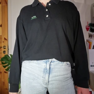 Lacoste långärmad piké - En retro långärmad piké från Lacoste💚 Den är svart, tyget är bomull och storleken är ca S/M. Frakt tillkommer