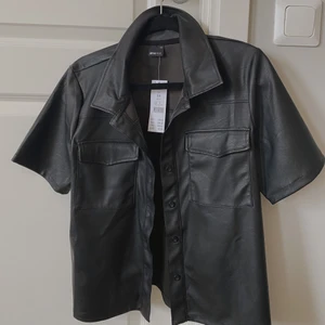 Skjorta i läderimitation  - Inköpt förra året men aldrig använd, prislapp kvar.