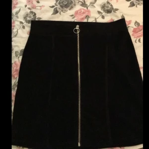 Kjol  - En väldigt fin kjol med dragkedja från Gina som är i nyskick💓💓, Storlek M, köparen står för frakten💖