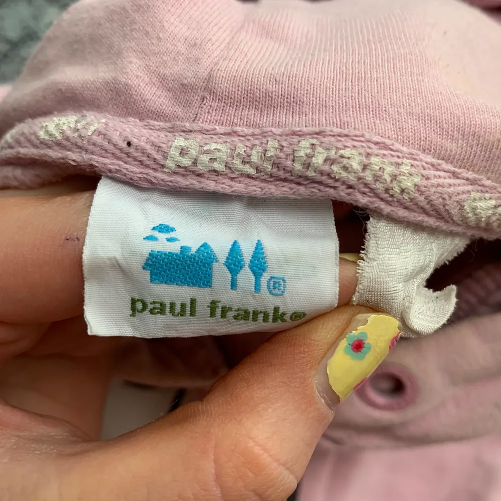 Snygg rosa hoodie från Paul Frank. Den kan inte hittas i butik längre. Den är bekväm dock lite små skador som att storleken har tvättats bort, men passar som en S. Köparen står för frakten 🎀🎀. Hoodies.