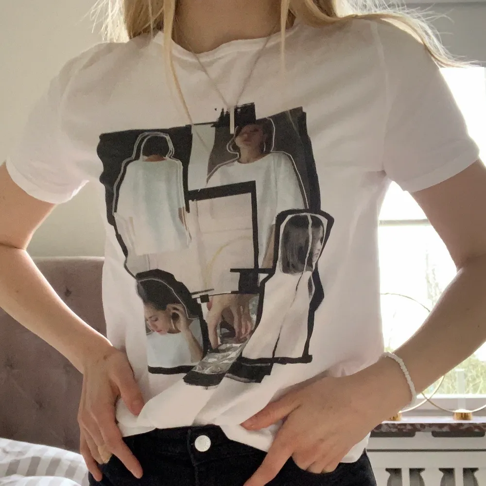 Vit T-Shirt från Zara med tryck i storlek S. Säljer för 50kr🤗. T-shirts.