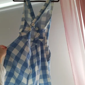 Hängsleshorts/byxdress - Superfin byxdress som tyärr är lite liten för mig 😭 Hängslena går att justera på två olika sätt både i längd och stil (korsade eller raka). Är 172 cm lång. 