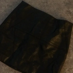 Skinn kjol  - Bra kvalitet, jag skulle säga att den är väldigt kort passar xxs- xs