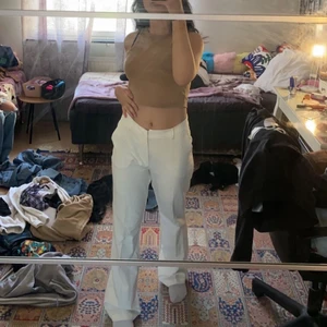 Vita bootcut kostym byxor  - Byxorna är från bikbok och sitter väldigt fint, säljer pga för stort. 