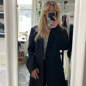 oversized kavaj - oversized kavaj köpt här på plick! tyvärr va den aningen stor för mig men skulle säga att den passar s-l beroende på hur stor man vill ha den:) har små tunna bruna ränder i sig