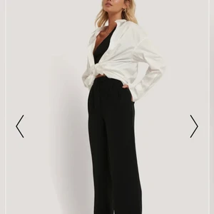 Svarta kostymbyxor  - Härliga svarta kostymbyxor från nakd i ett skönt material nu till sommaren! Sitter fint i midjan och har fickor och detaljer som syns på bild 3. Aldrig använda då jag har många likadana, storlek 32, köparen står för frakt🥰