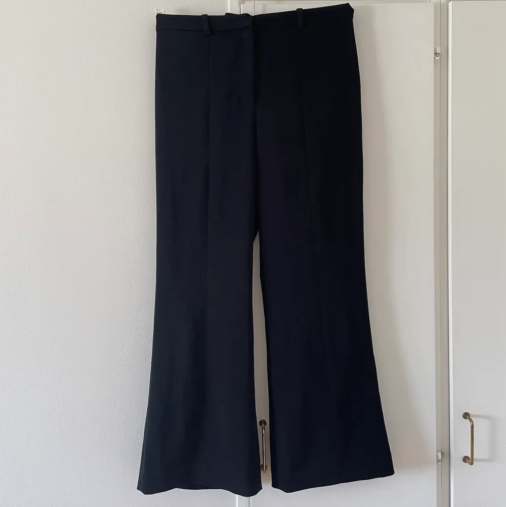 Perfekta kostymbyxor från &otherstories med en söm där fram! Storlek 34😇. Jeans & Byxor.