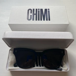 Chimi Eyewear modell 005 - Jättefina svarta solglasögon från Chimi Eyewear i modellen 005. Solglasögonen är i väldigt bra skick utan några repor, men fodralet är lite slitet från att ha följt med på många resor.💕