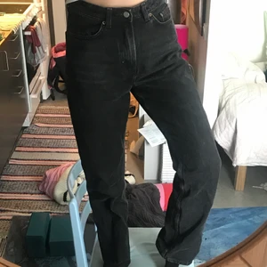 Row jeans - Row-jeans från weekday! Lite för stora för mig🖤