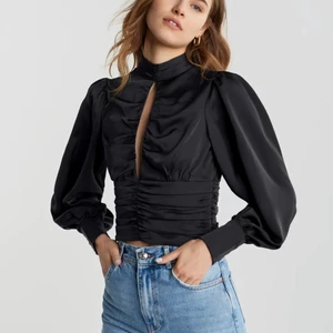 Svart blus - En superfin svart blus. Köpt för 399kr, och är för tillfället slutsåld på Gina tricots hemsida. HELT OANVÄND- Prislappen finns kvar!! Köparen står för frakten ❤️❤️