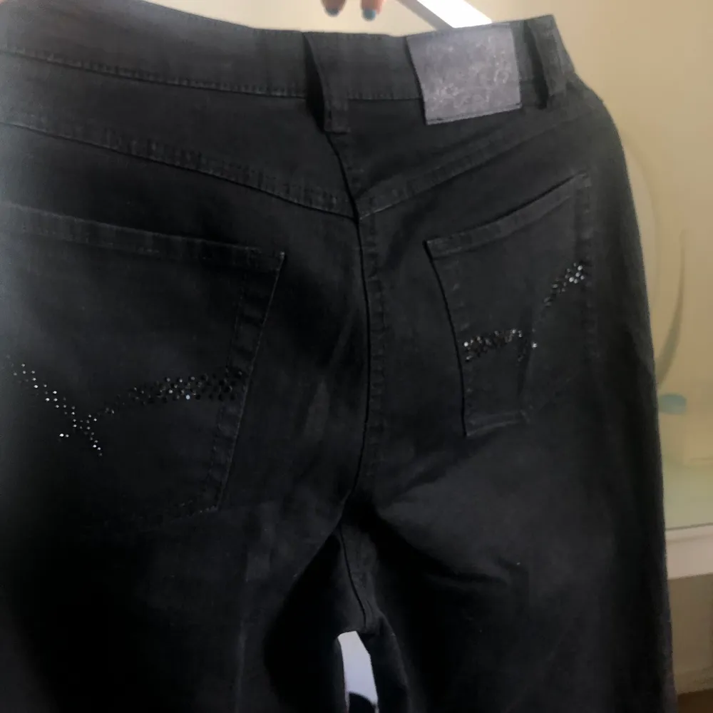 Snygga mid jeans från second hand 💕 med snygga detaljer på fickorna . Jeans & Byxor.