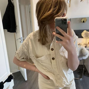 Monki  - En beige blus från monki perfekt nu till sommaren. Jättemjuk i materialet och har fina detaljer🥰