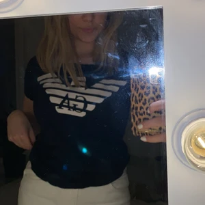 Armani T-shirt  - Cool Armani t-shirt med stor vit logga. Köpt på Room 1006 på Emporia och inte använd på senaste. Skönt material. Frakte betalar man själv! 