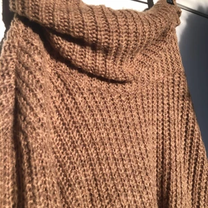 Stickad klänning - Supermysig stickad klänning i en varm brun färg. Storkel M men skulle säga att den passar S-XL, beroende på önskad passform!